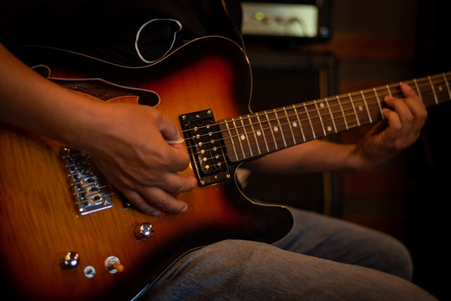 ピックでギターを演奏