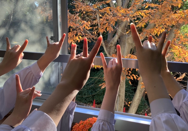 メロイックサインならぬキツネサイン